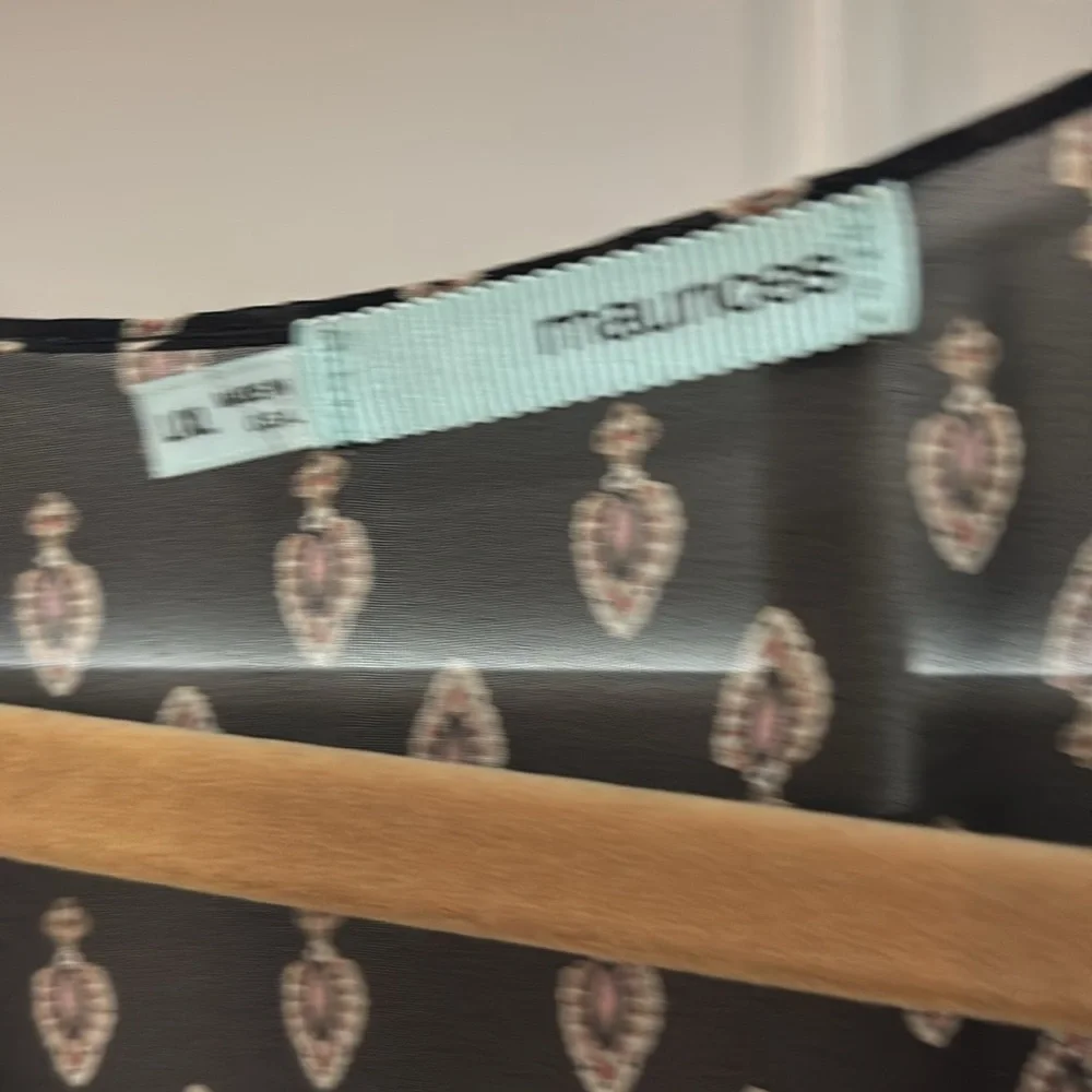 Beautiful sheer vest with a new Cream tank top - Picture 6 of 8